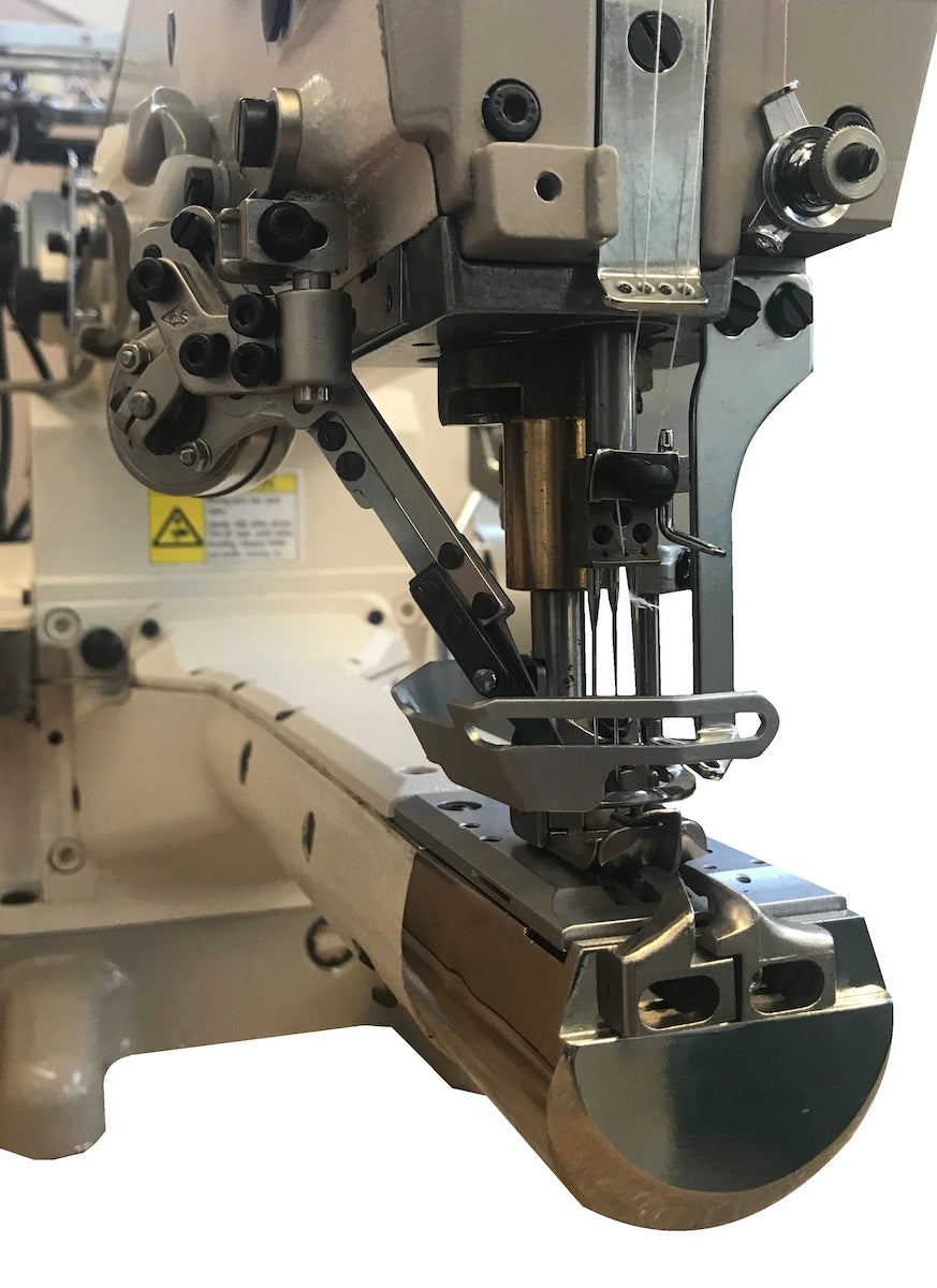 SIMAC 2750 | Macchina a punto copertura a braccio piccolo frontale con rasafilo, alzapiedino e motore integrato