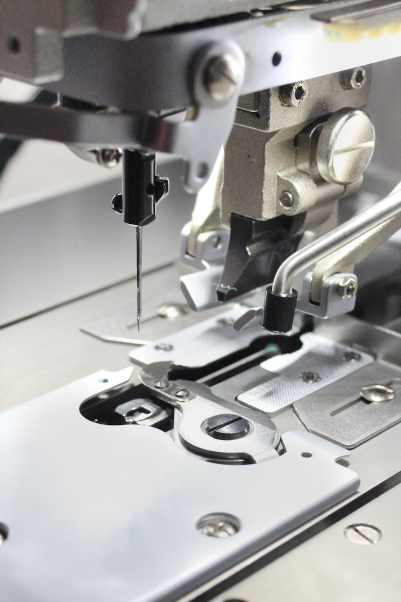 SIMAC 9820 | Occhiellatrice elettronica a catenella doppia con rasafilo superiore e inferiore e 9 programmi memorizzabili