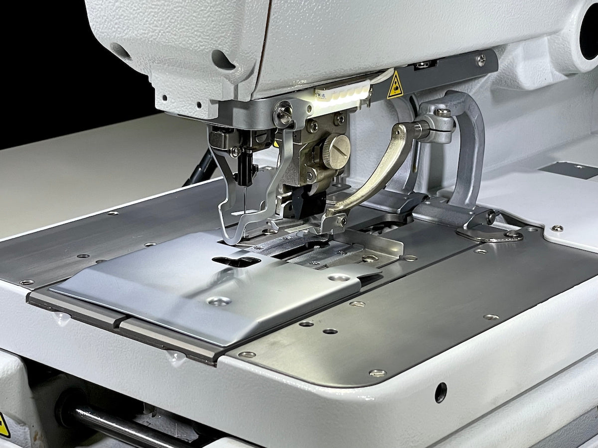 SIMAC 9820 | Occhiellatrice elettronica a catenella doppia con rasafilo superiore e inferiore e 9 programmi memorizzabili